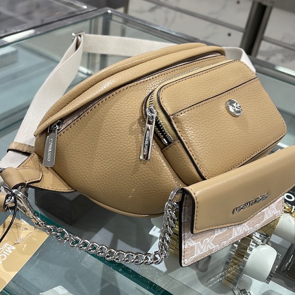 MICHAEL KORS
Maisie Large Pebbled Leather 2-in-1 Sling Pack
Camel
NWT - Picture 8 of 16